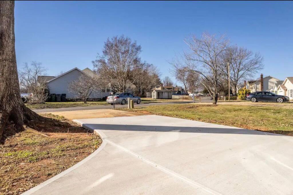 20Min To International Airport! 10Min To Pnc Music! Wifi Appartement Charlotte Buitenkant foto